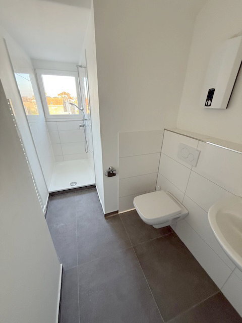 Im Herzen von Neuss: Helle und moderne 3-Zimmerwohnung im Dachgeschoss mit Tageslichtduschbad - Foto 1